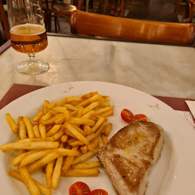 Atún A la Plancha Con Patatas Fritas