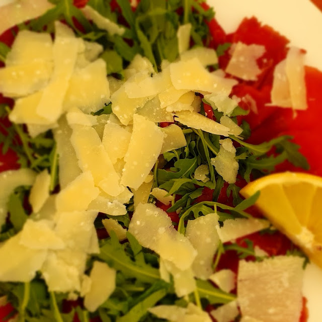 Carne Salà Con Rucola E Scaglie Di Grana