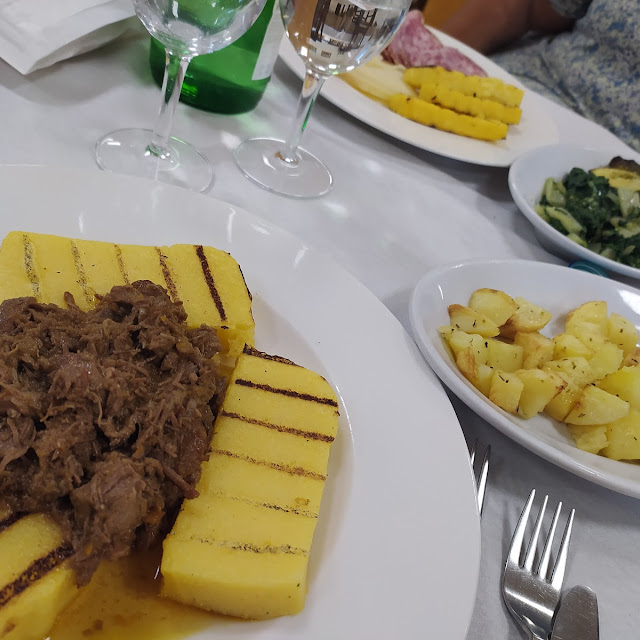 Polenta E Cinghiale E Polenta Soppressa E Monte Veronese