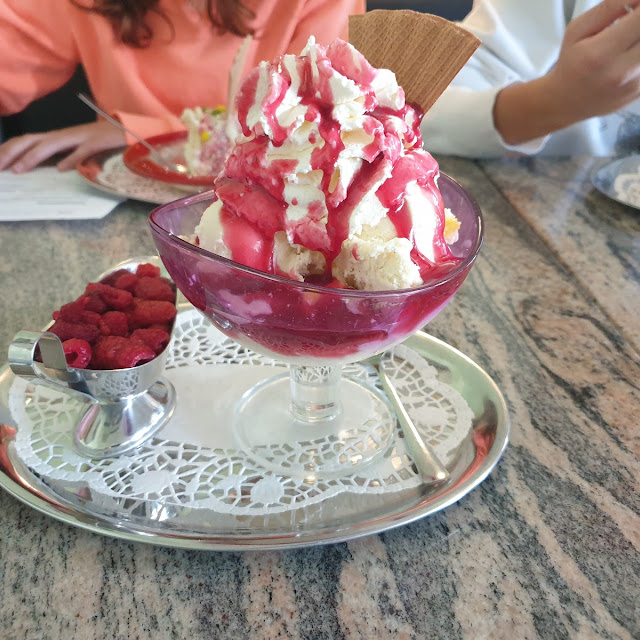 Heiße Liebe Vanilleeis Mit Heißen Himbeeren