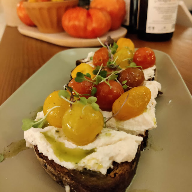 Tosta de Tomates Confitados Con Ricota