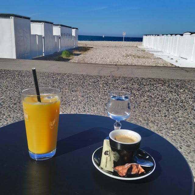 Jus de Orange Préssée Et Café Expresso