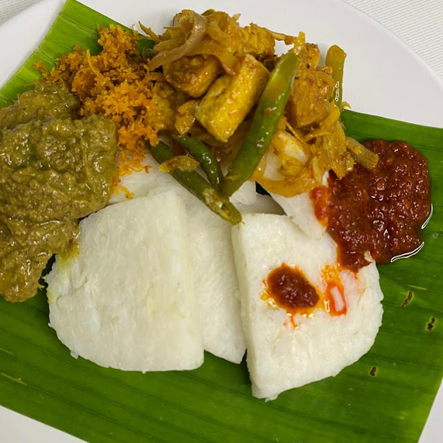 Lontong Kering Ayam Rendang