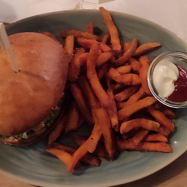 Burger Mit Süßkartoffeln Pommes