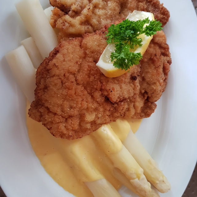 Wiener Schnitzel Mit Spargel Und Hollandaise Soße