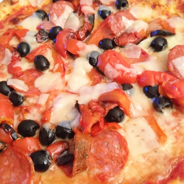 Pizza Con Salamino Peperoni Grana E Olive