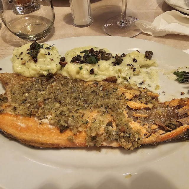 Trucha En Croute de Almendras Con Puré A Las Hierbas