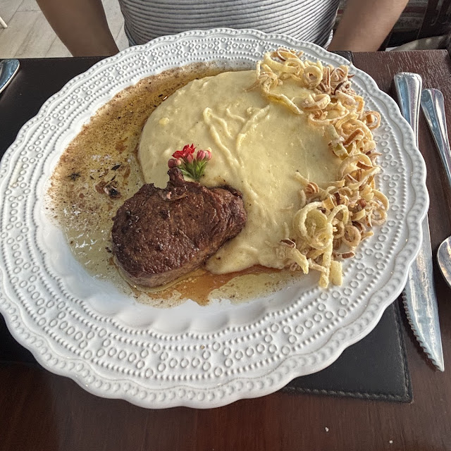 Medalhão de Filé Mignon Com Purê de Batata Com Queijo E Alho Poró