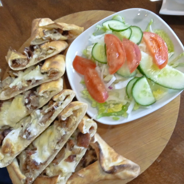 Pide Mit Beilage Salat