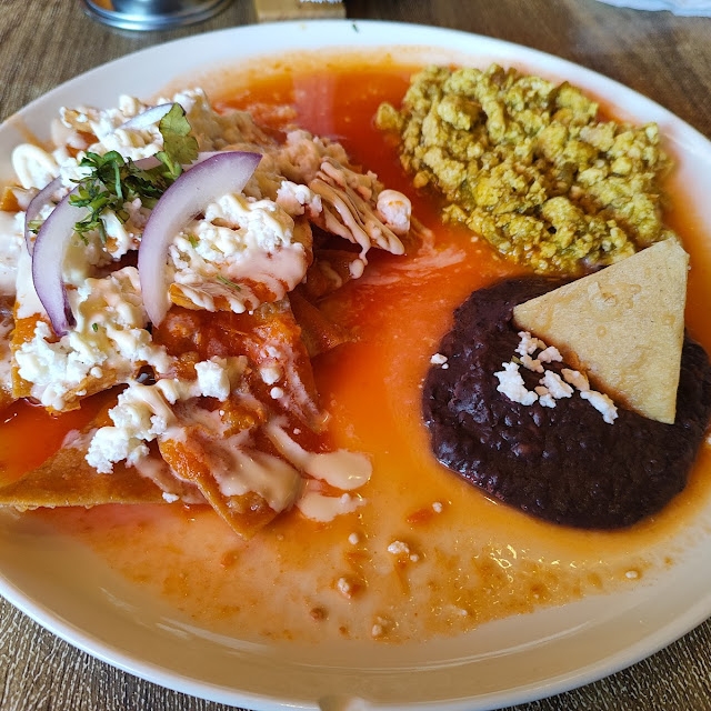 Chilaquiles Rojos Con Huevo Verde