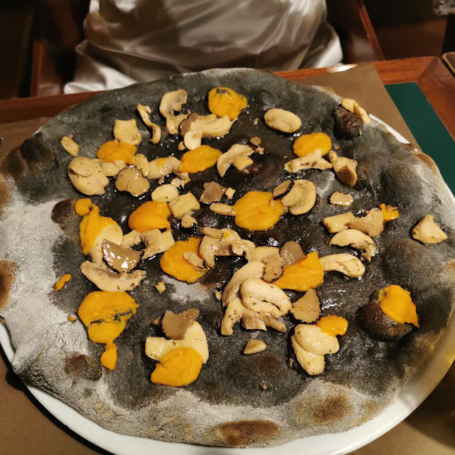 Pizza Vegana Con Impasto Al Carbone Con Crema Di Zucca E Funghi