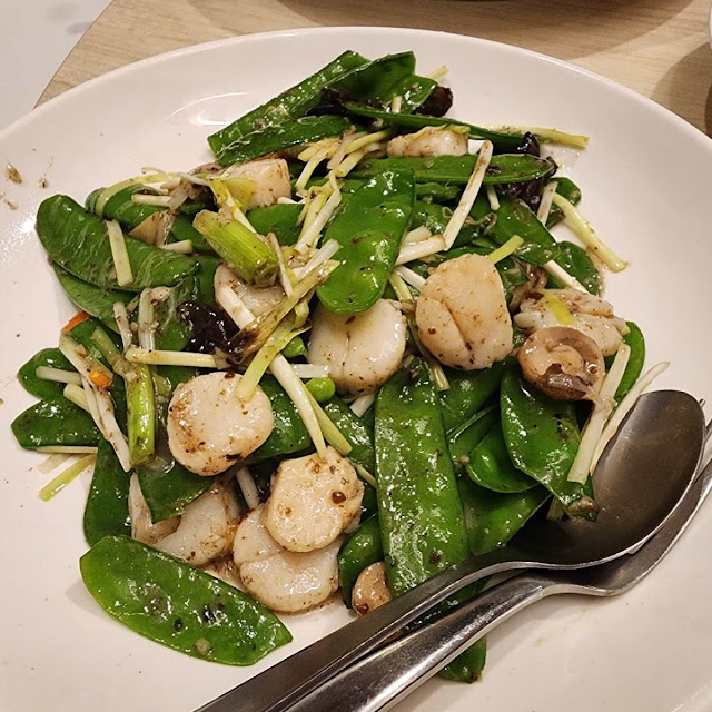 Stir-Fried Scallop with Snow Peas and Black Truffle