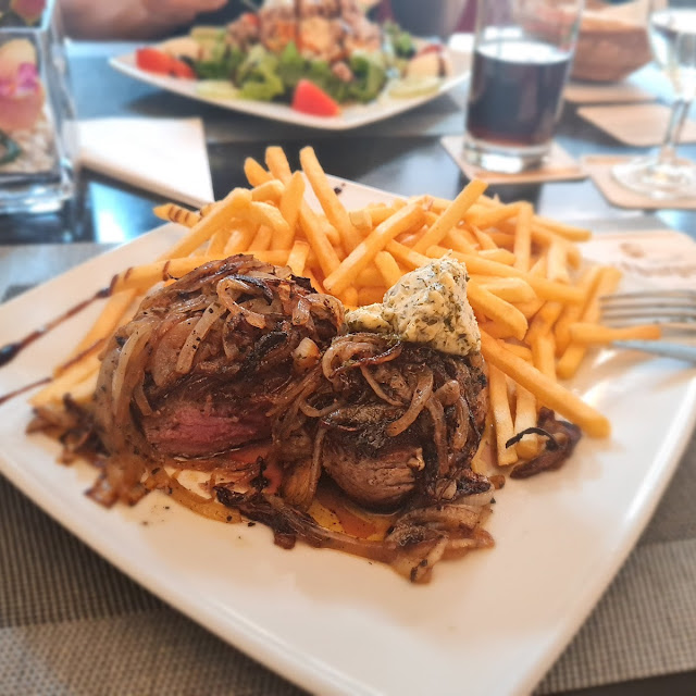 Rumpsteak Mit Zwiebeln Und Kräuterbutter