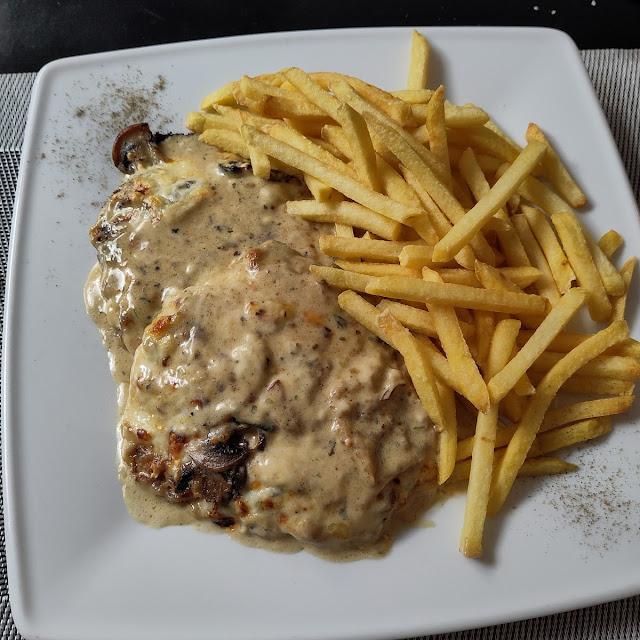 Schnitzel Chef Mit Pommes