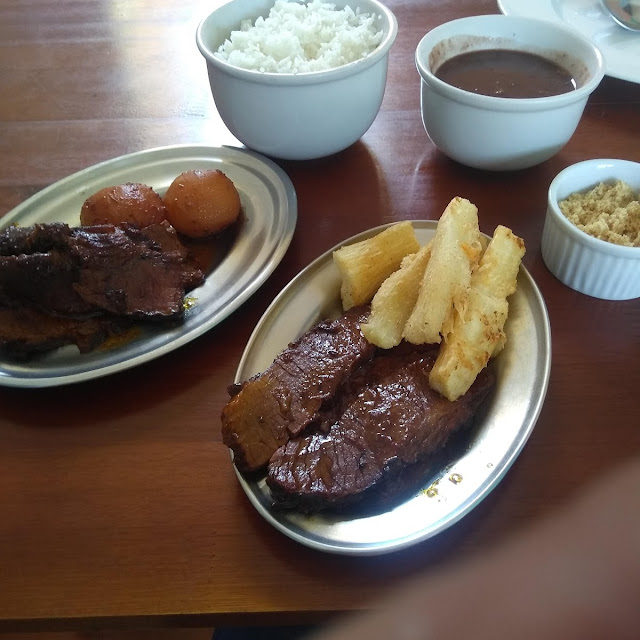 Carne Assada Com Batata Corada E Aipim Frito