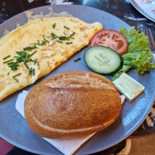 Omelette Mit Frischen Kräutern Und Käse