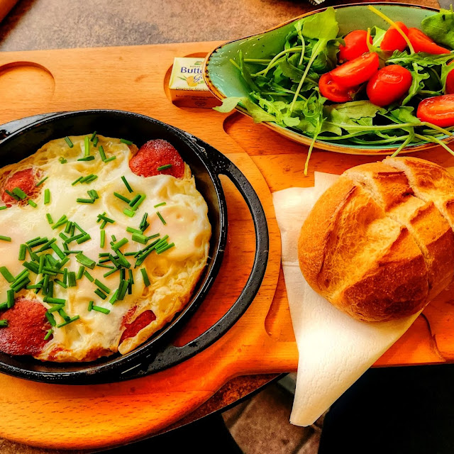 Eier Mit Türkischer Wurst Salat