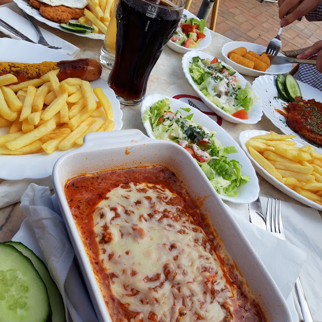 Schweineschnitzel 'mailänder Art' Und Hamburger Schnitzel Mit Spiegelei