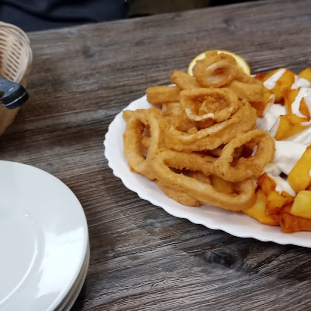 Combo de Aros de Cebolla Patatas Alioli Y Croquetas