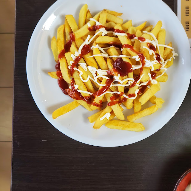 Pommes Mit Ketchup Und Mayonnaise
