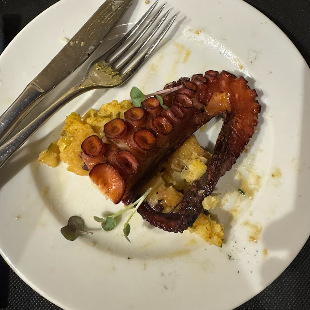 Pulpo Braseado Con Trinxat de Patata Y Calabaza