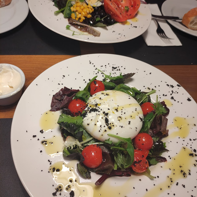 Ensalada de Burrata Mezclum Lechugas Tomate Cherry Confitado Y Albahaca