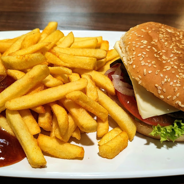 Cheeseburger Menü Mit Pommes Frites