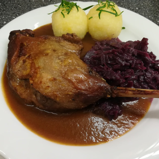 Gänsekeule Aus Dem Ofen Mit Hausgemachtem Rotkraut Und Klößen