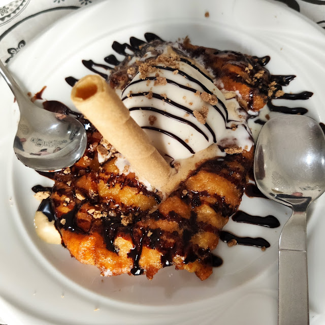 Torrija Con Helado de Dulce de Leche Bañada Con Chocolate Blanco Negro Y Turrolate