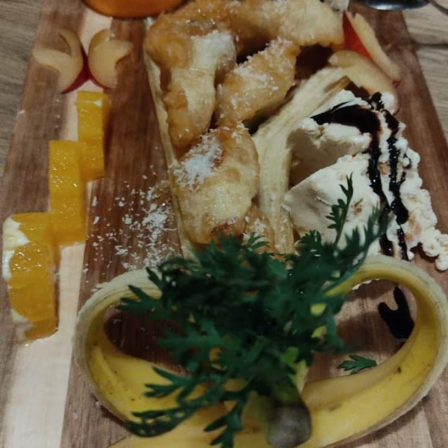 Gemischte Nachspeise Selbstgemachtes Eis Und Gebackene Banane
