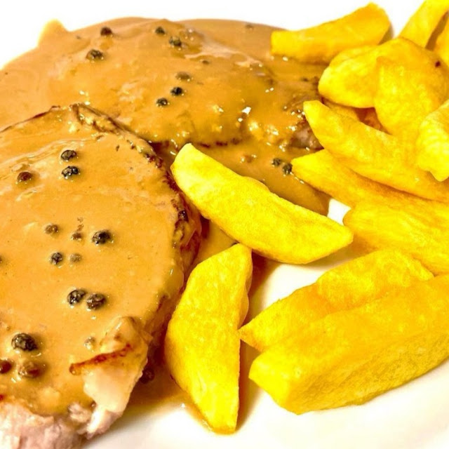 Plato de Filete de Pollo Con Salsa A la Pimienta