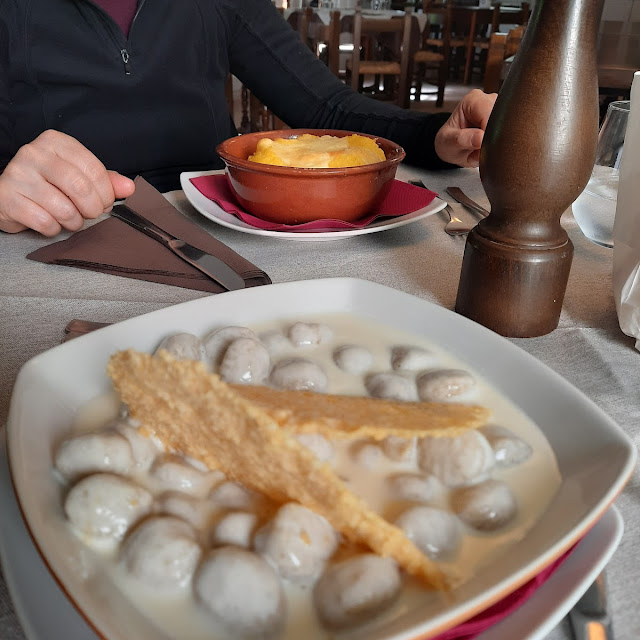 Kastanien-gnocchetti In Käsesauce Schmandsauce Mit Parmesankräcker