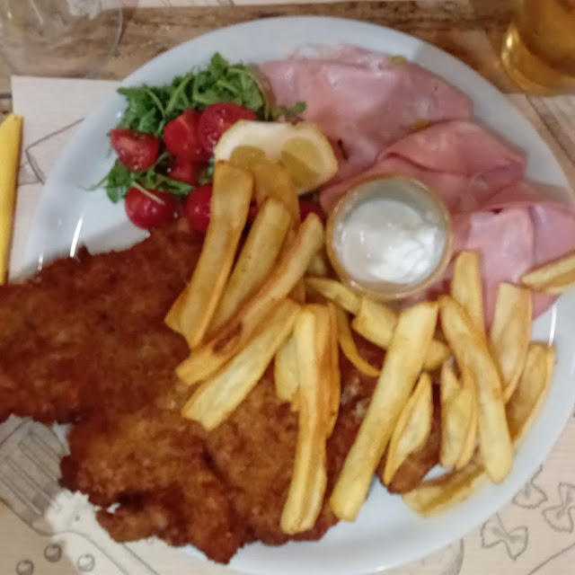 Orecchia Di Elefante Di Lonza Con Rucola Pomodorini E Patatine Fritte