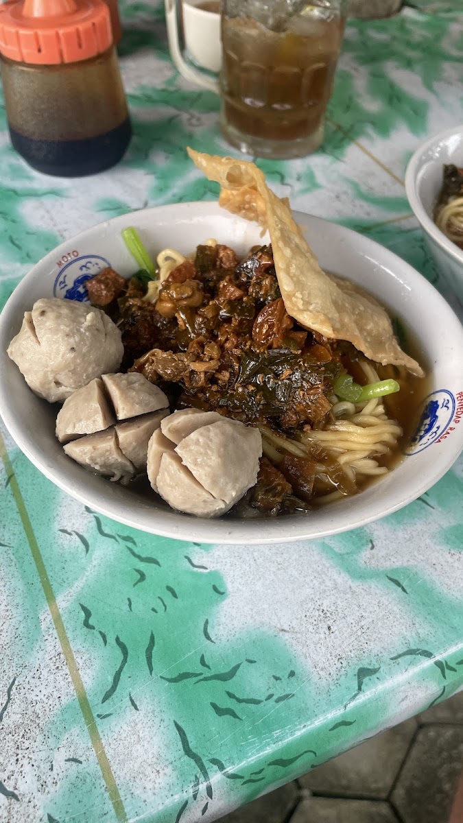 Warung bakso mie ayam kandang sapi jelok( yuli jelok)