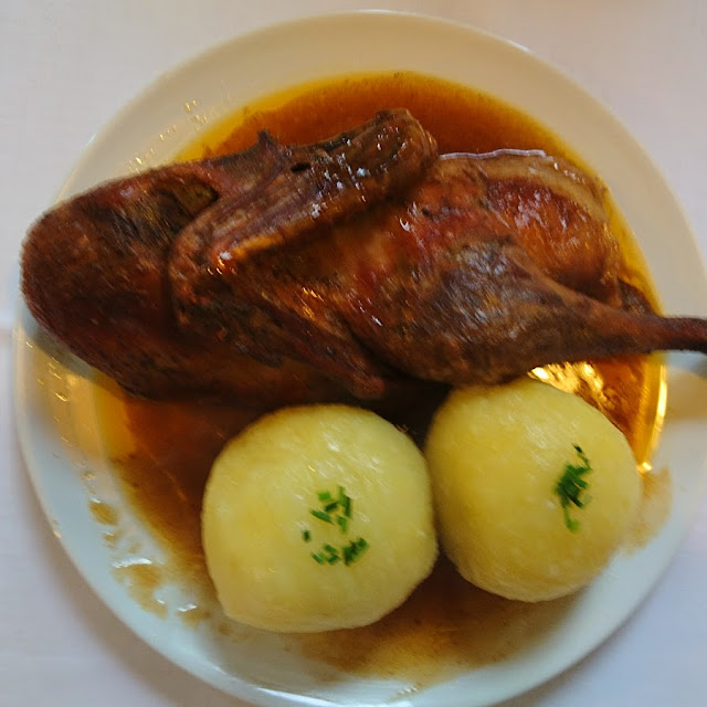 Halbe Bauernente Mit Klößen