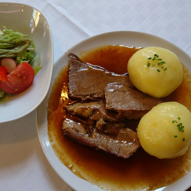 Gemischter Braten Mit Klößen Und Salat