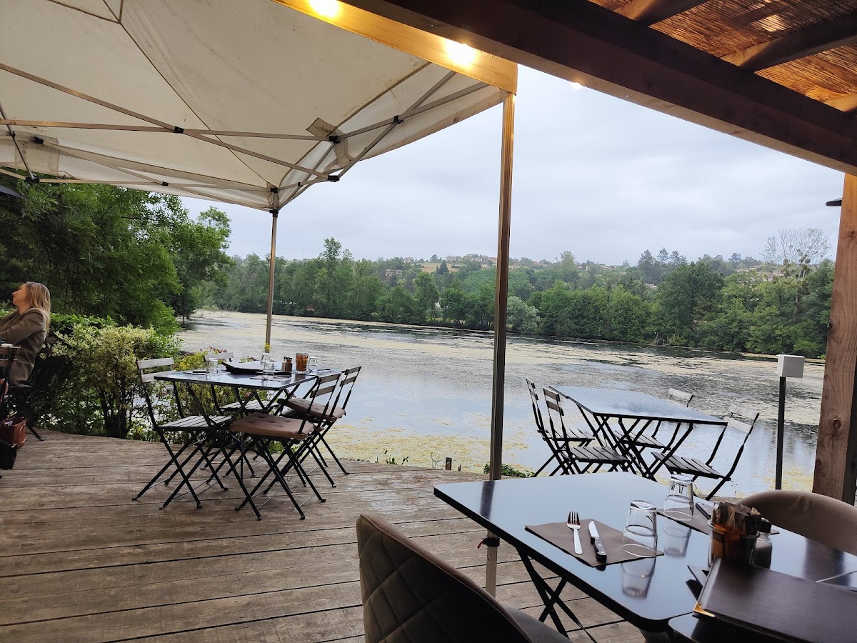 La Guinguette au bord de l'eau
