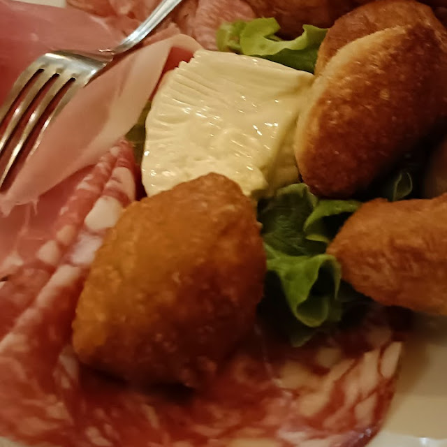 Coccoli Affettati E Stracchino