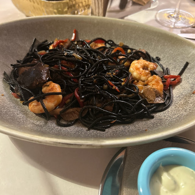 Fideos Negros Con Gambas Y Coktail de Setas
