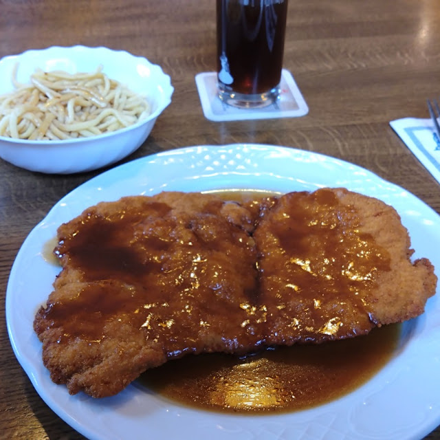 Paniertes Schnitzel Groß Mit Spätzle