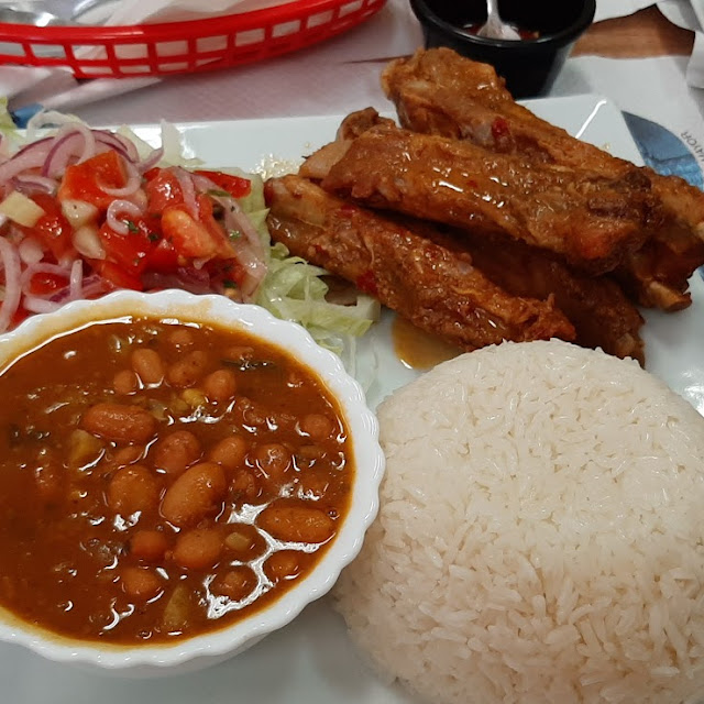 Costilla Asada Con Arroz Alubias Y Ensalada