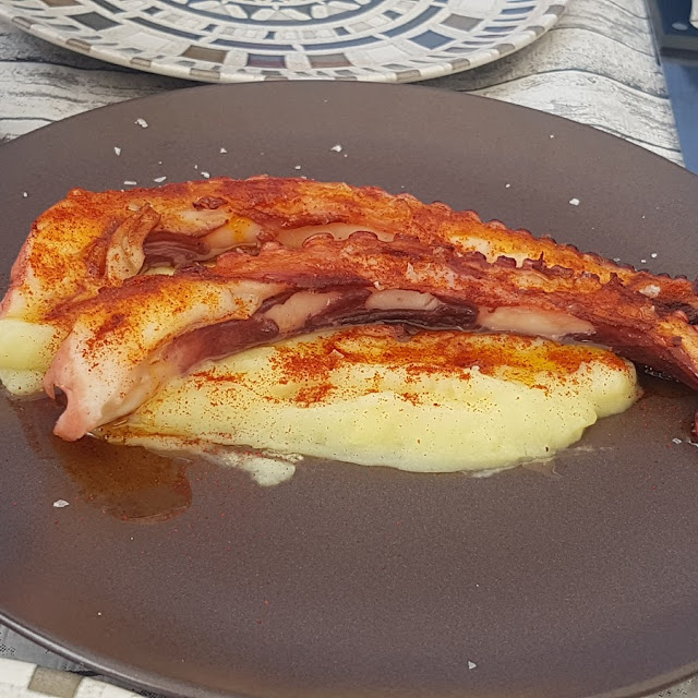 Pulpo A la Plancha Sobre Puré de Patata