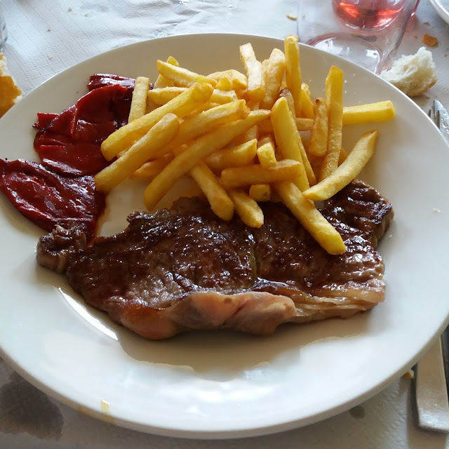 Entrecot Con Patatas Y Pimientos