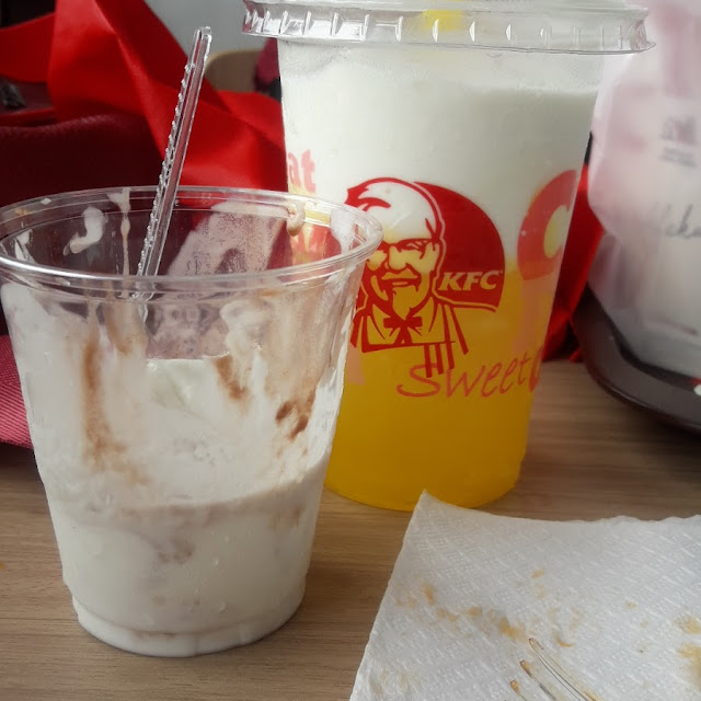 Es Krim Rasa Vanila Dan Minuman Jeruk