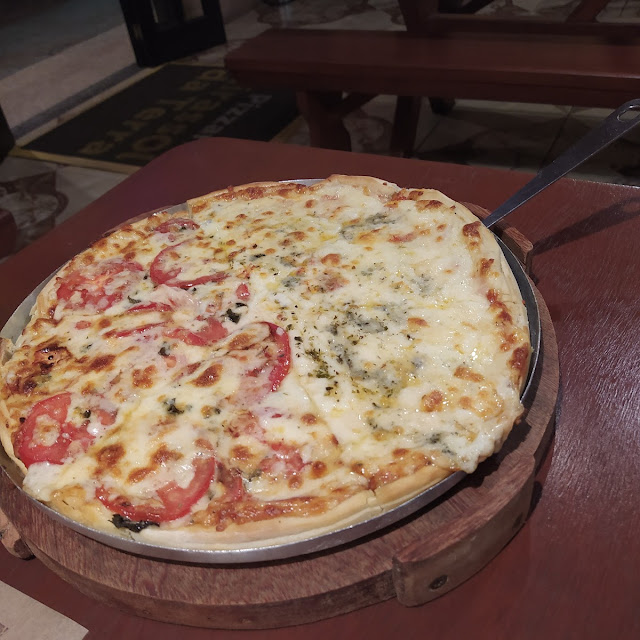 Pizza de Marguerita E 4 Queijos