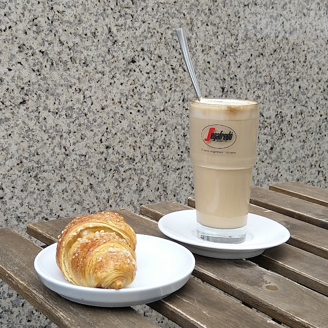 Milchkaffee Und Hörnchen