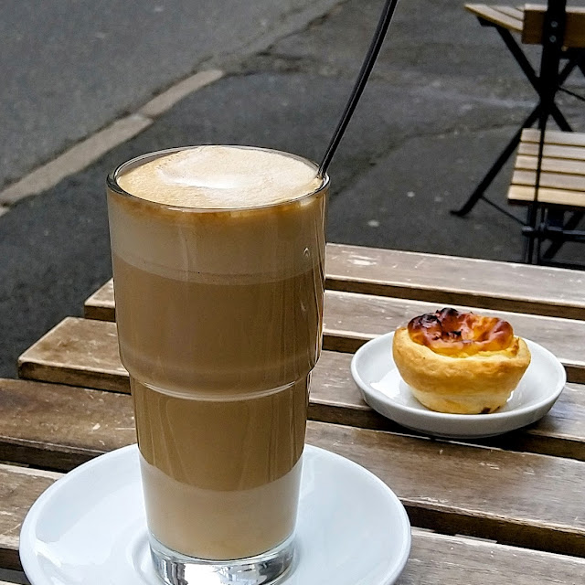Milchkaffee Und Nata