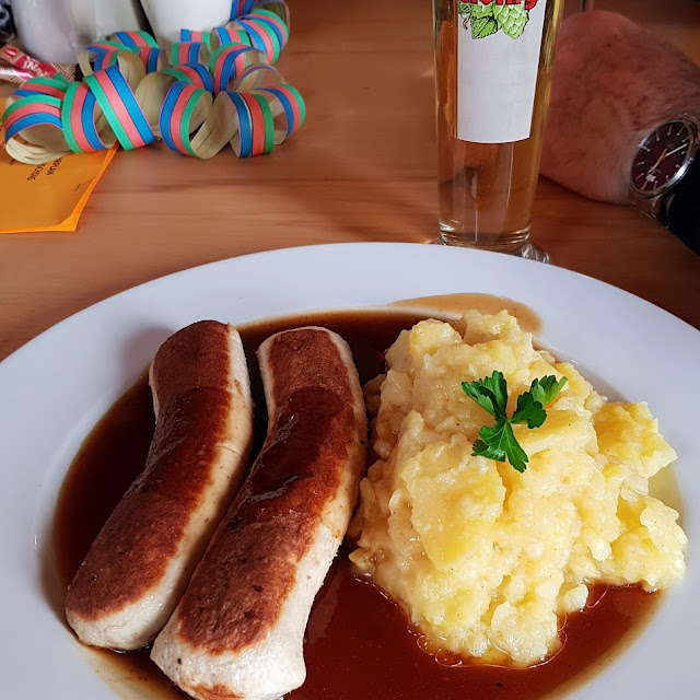 Geschlagene Bratwürste Mit Kartoffelsalat Und Bratensauce