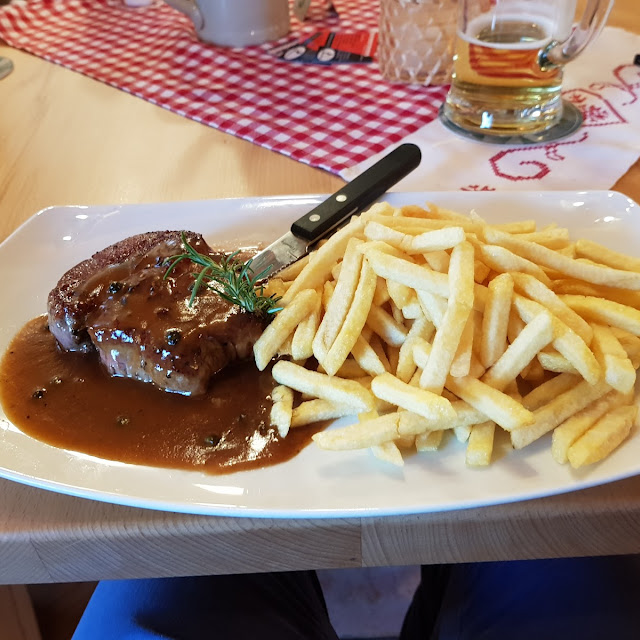 Rumsteak Mit Pfeffersoße Und Pommes