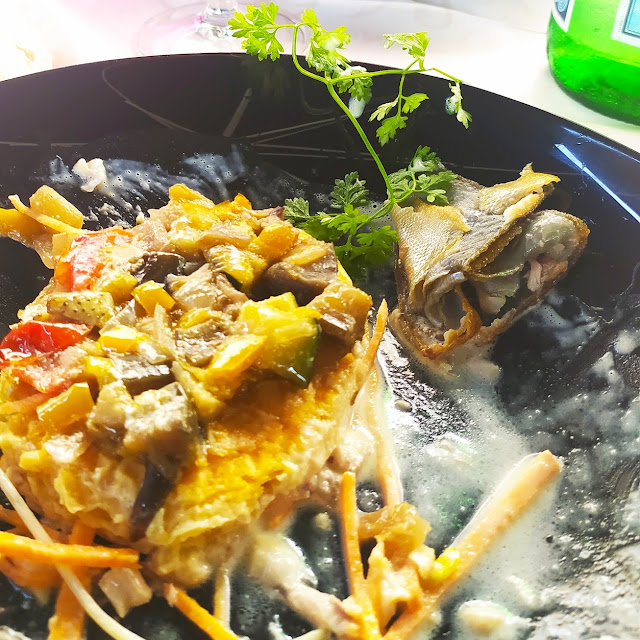 Poisson L'omble Grillé Avec Tarte Fine Aux Légumes Grillés